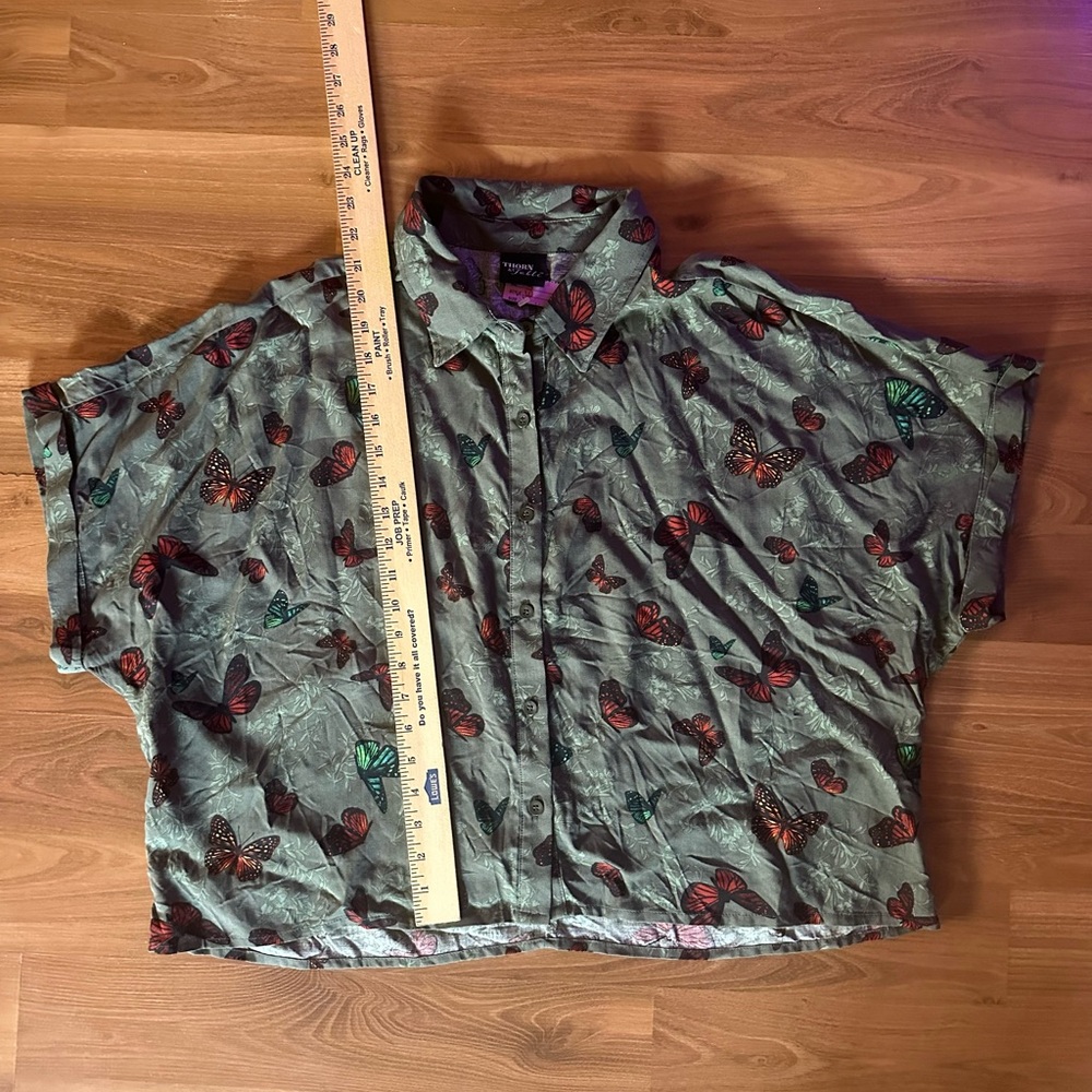 Hot Topic Sage Green Short Sleeve Button-Down Shirt with Butterfly Print - Picture 2 of 8